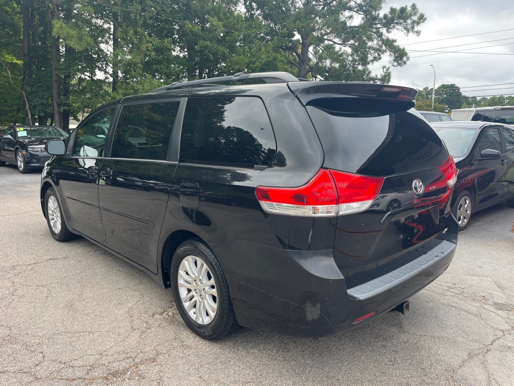 2013 Toyota Sienna XLE photo 5