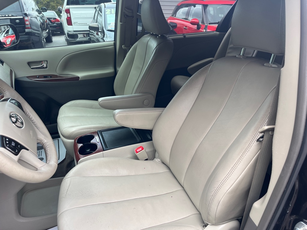 2013 Toyota Sienna XLE photo 6
