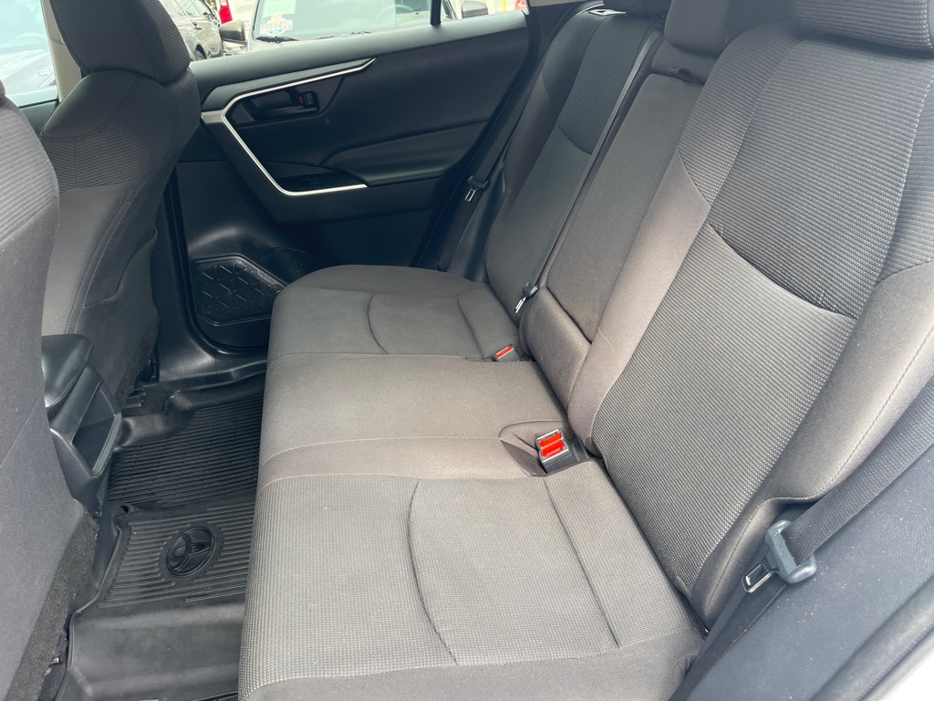 2021 Toyota RAV4 LE photo 6