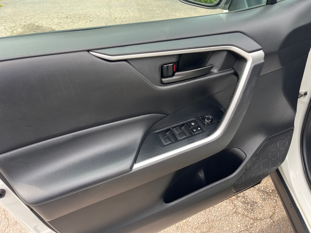 2021 Toyota RAV4 LE photo 8