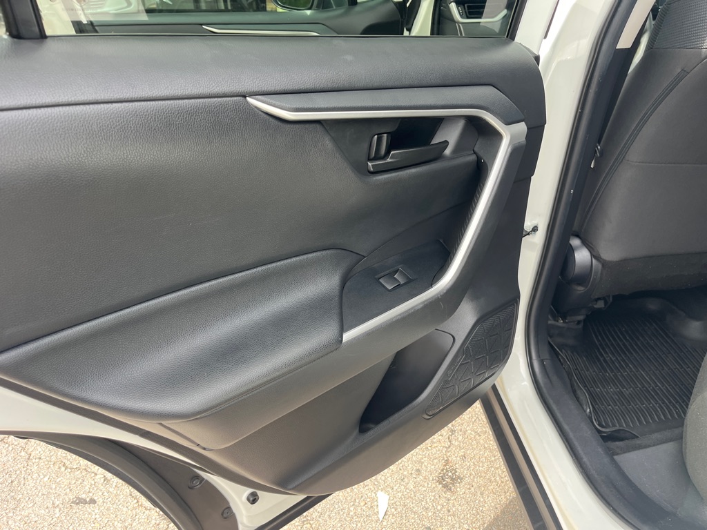 2021 Toyota RAV4 LE photo 9