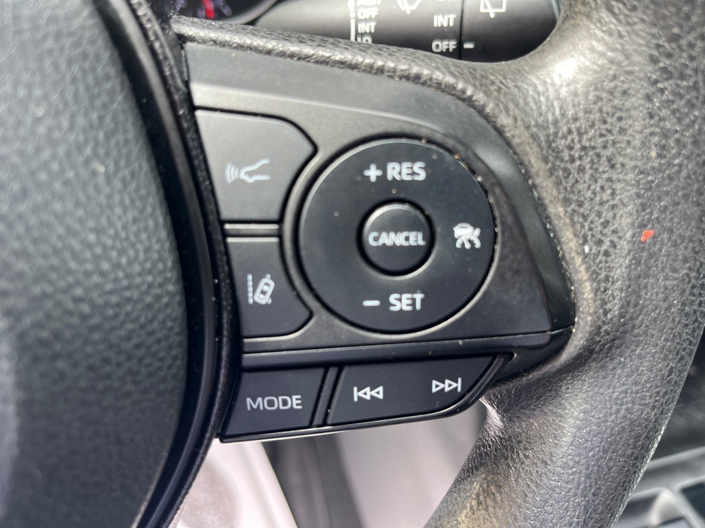 2021 Toyota RAV4 LE photo 12