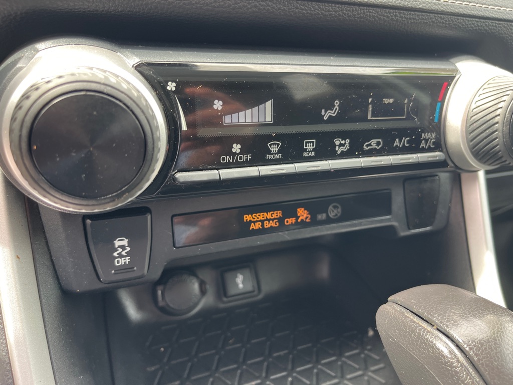 2021 Toyota RAV4 LE photo 14