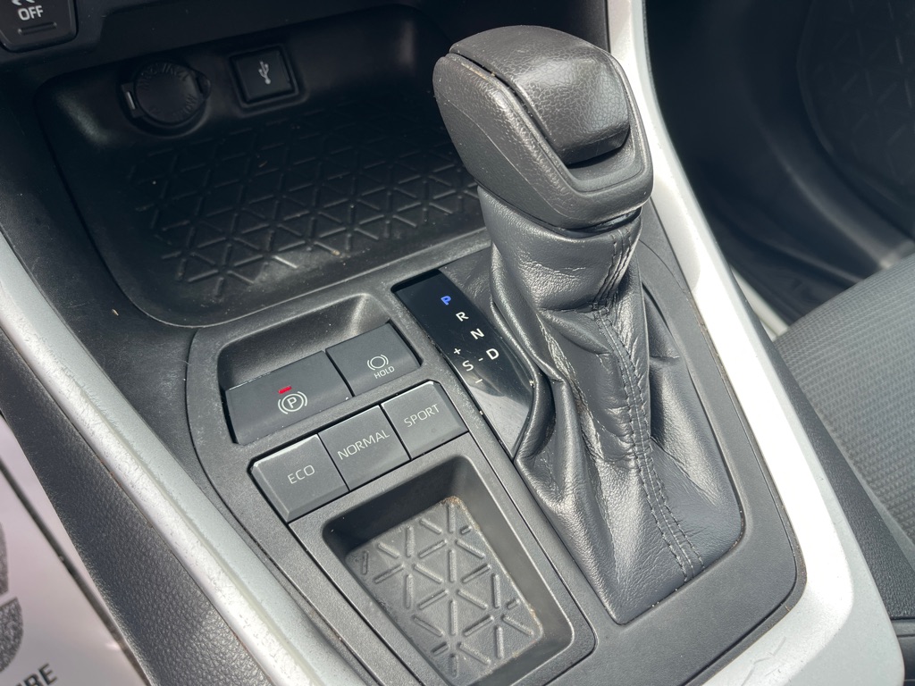 2021 Toyota RAV4 LE photo 16