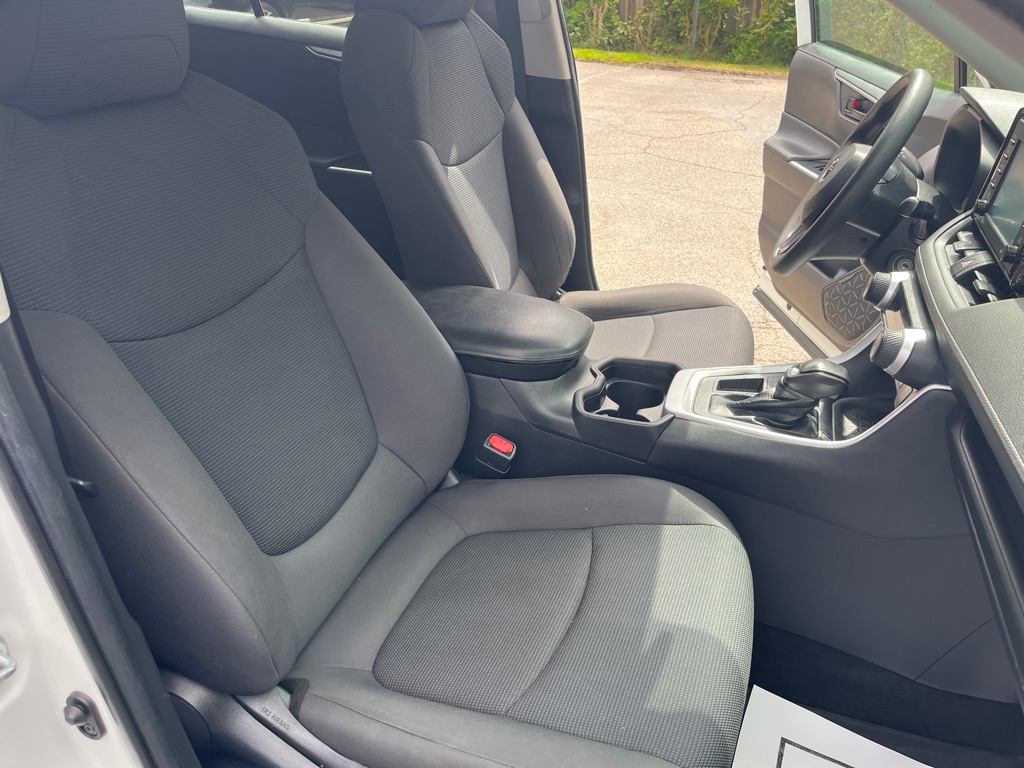 2021 Toyota RAV4 LE photo 21