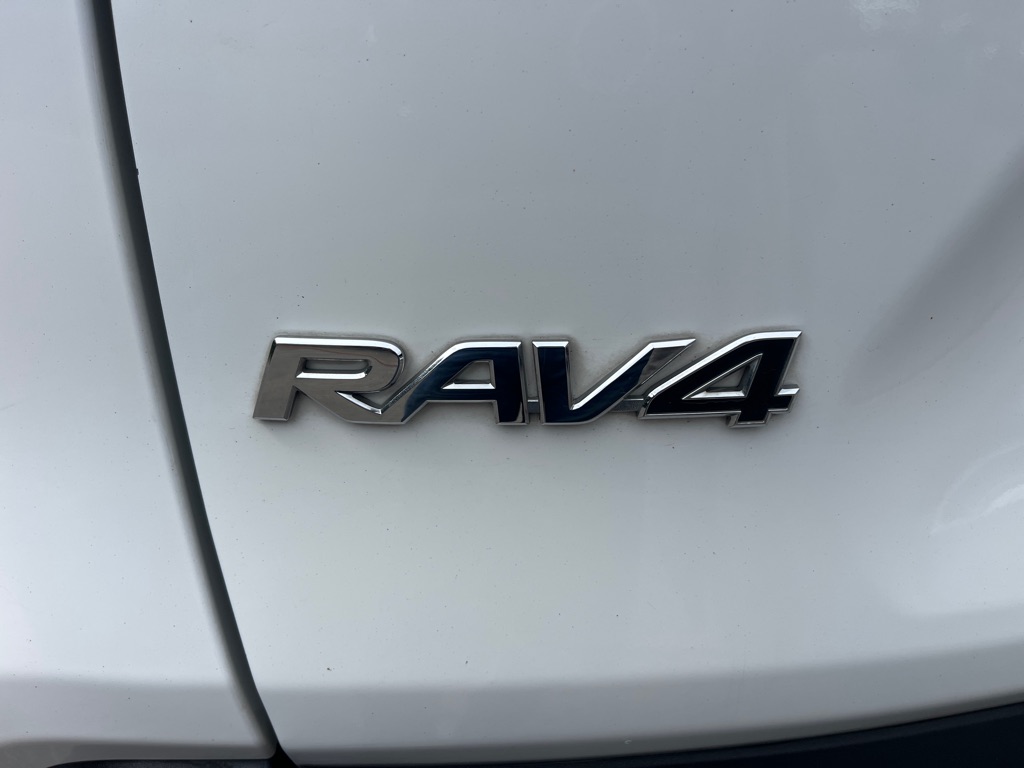 2021 Toyota RAV4 LE photo 24