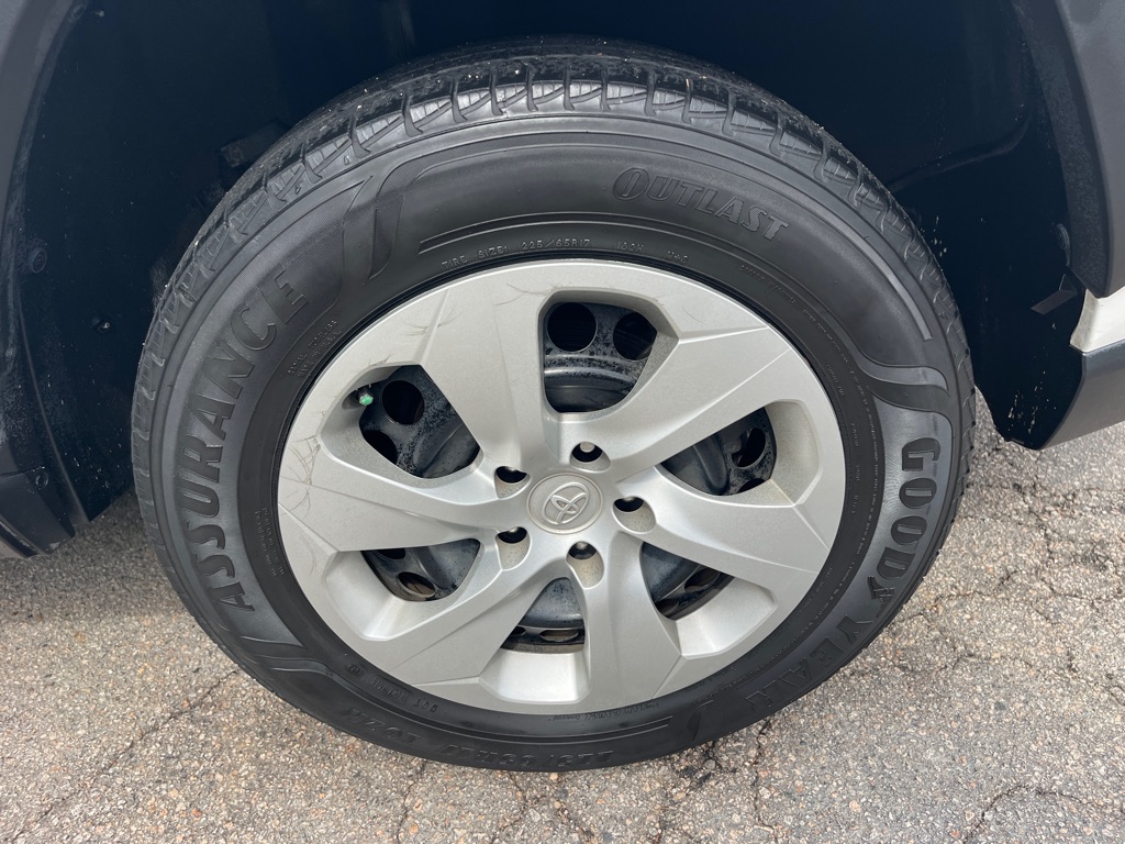2021 Toyota RAV4 LE photo 27
