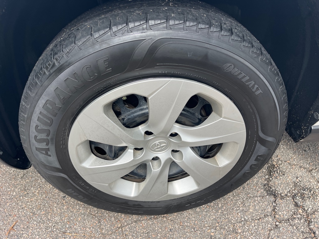 2021 Toyota RAV4 LE photo 28