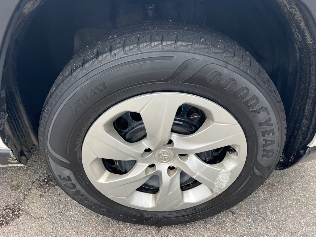 2021 Toyota RAV4 LE photo 29