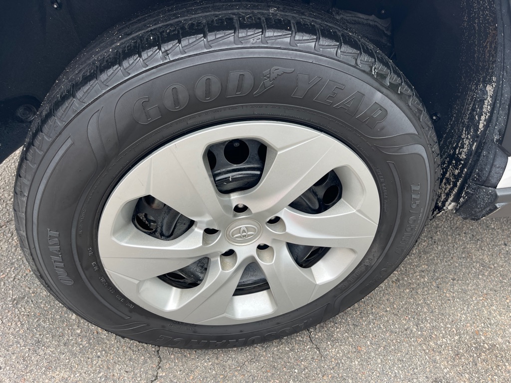 2021 Toyota RAV4 LE photo 30