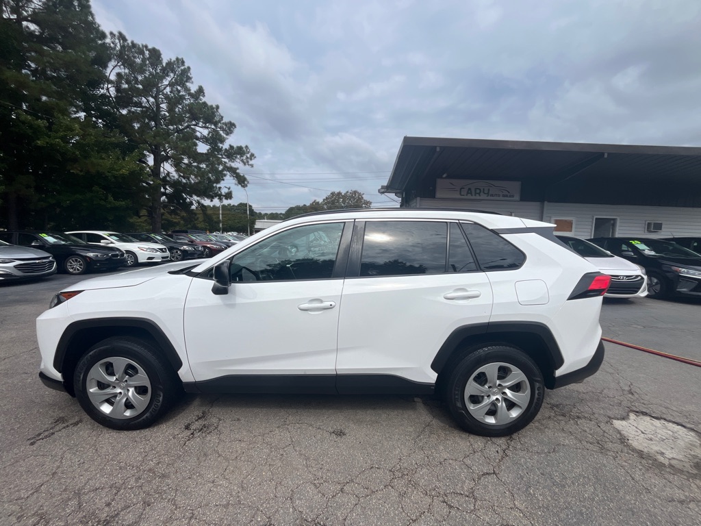 2021 Toyota RAV4 LE photo 3
