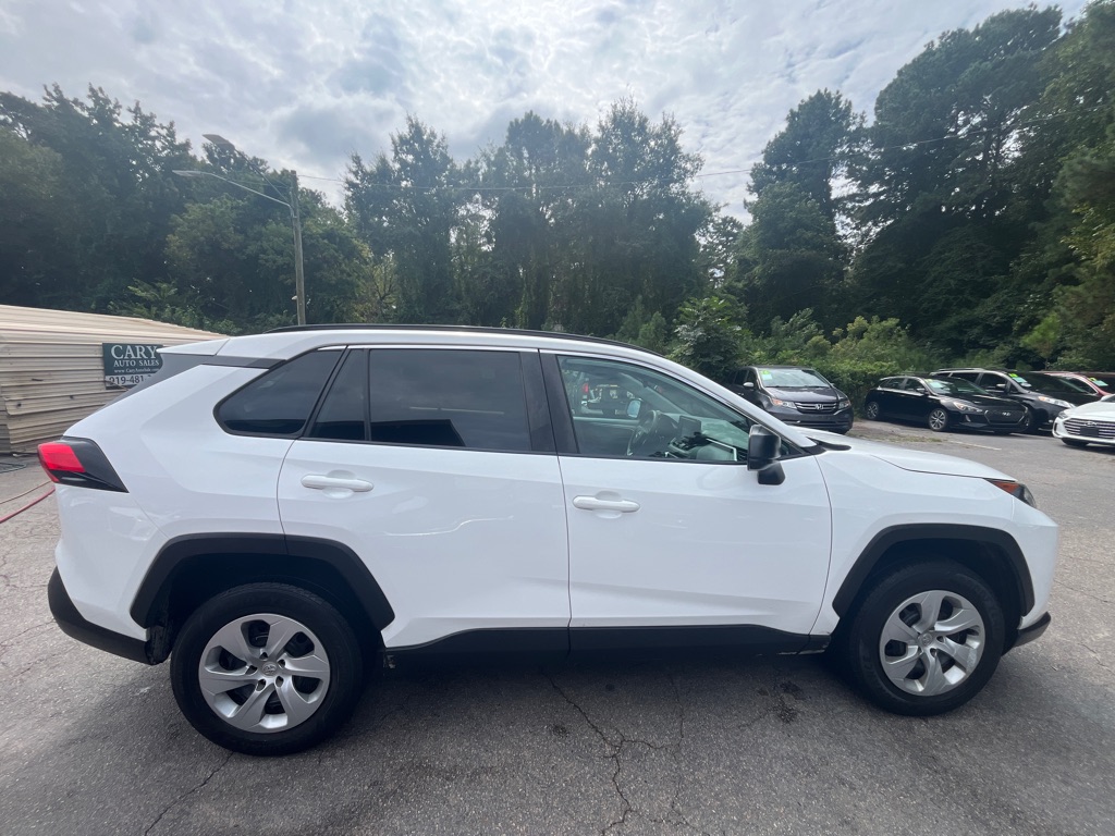 2021 Toyota RAV4 LE photo 4