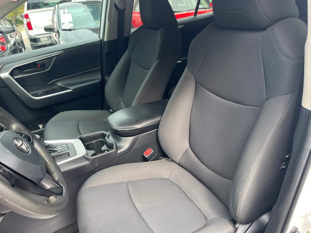 2021 Toyota RAV4 LE photo 5