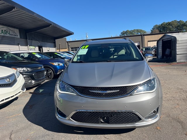 2017 Chrysler Pacifica Limited's photo
