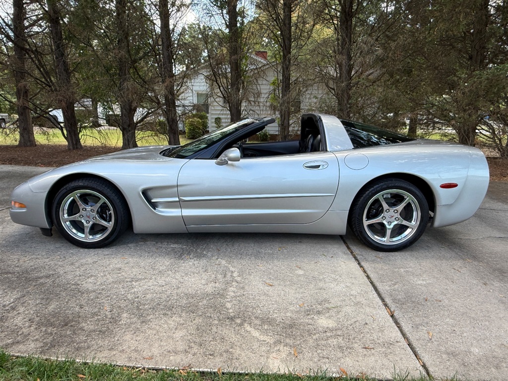 2004 Chevrolet Corvette Coupe photo 25