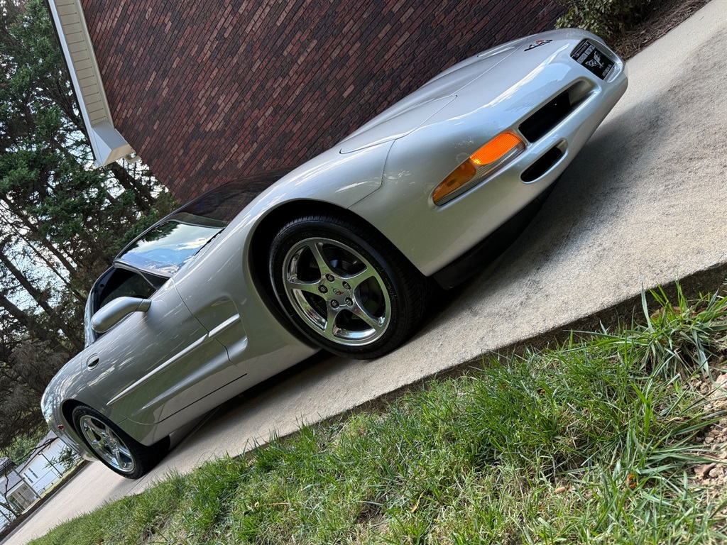 2004 Chevrolet Corvette Coupe photo 32