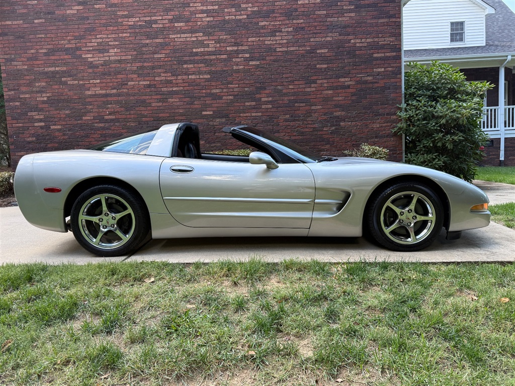 2004 Chevrolet Corvette Coupe photo 36
