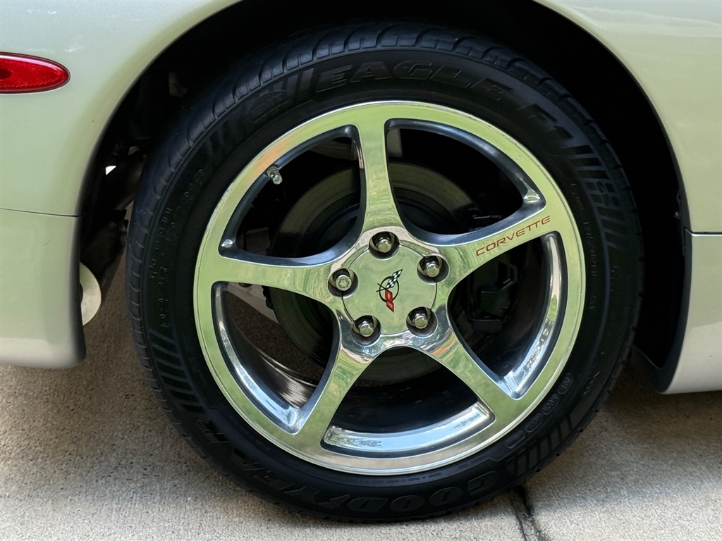 2004 Chevrolet Corvette Coupe photo 37