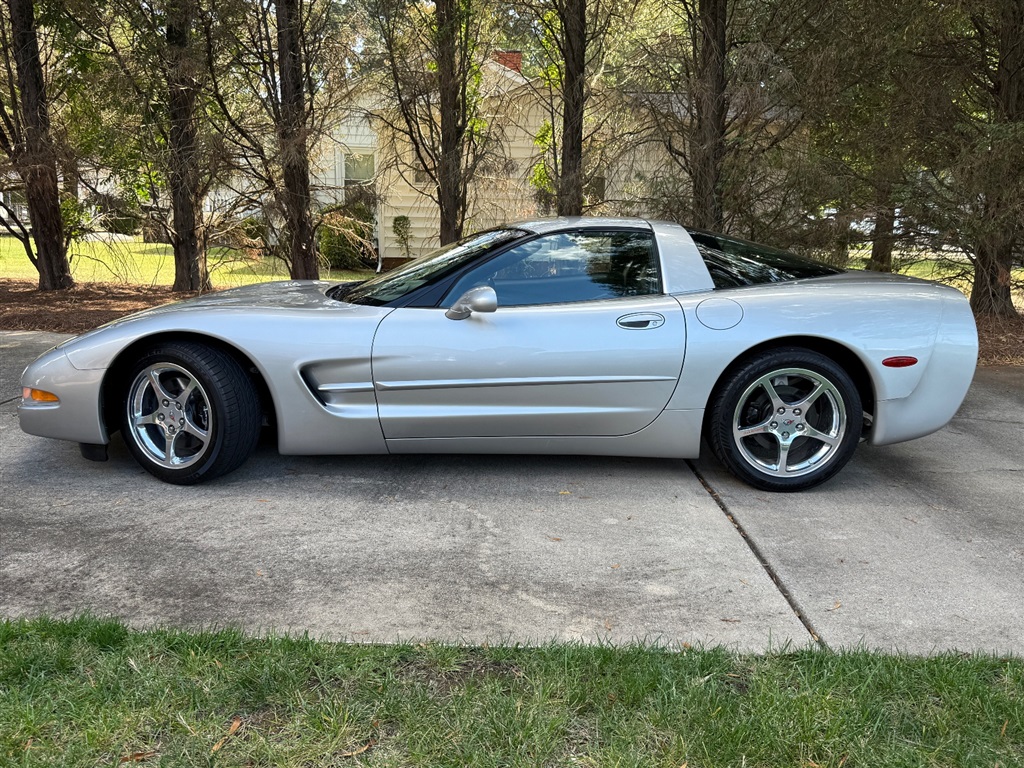2004 Chevrolet Corvette Coupe photo 3