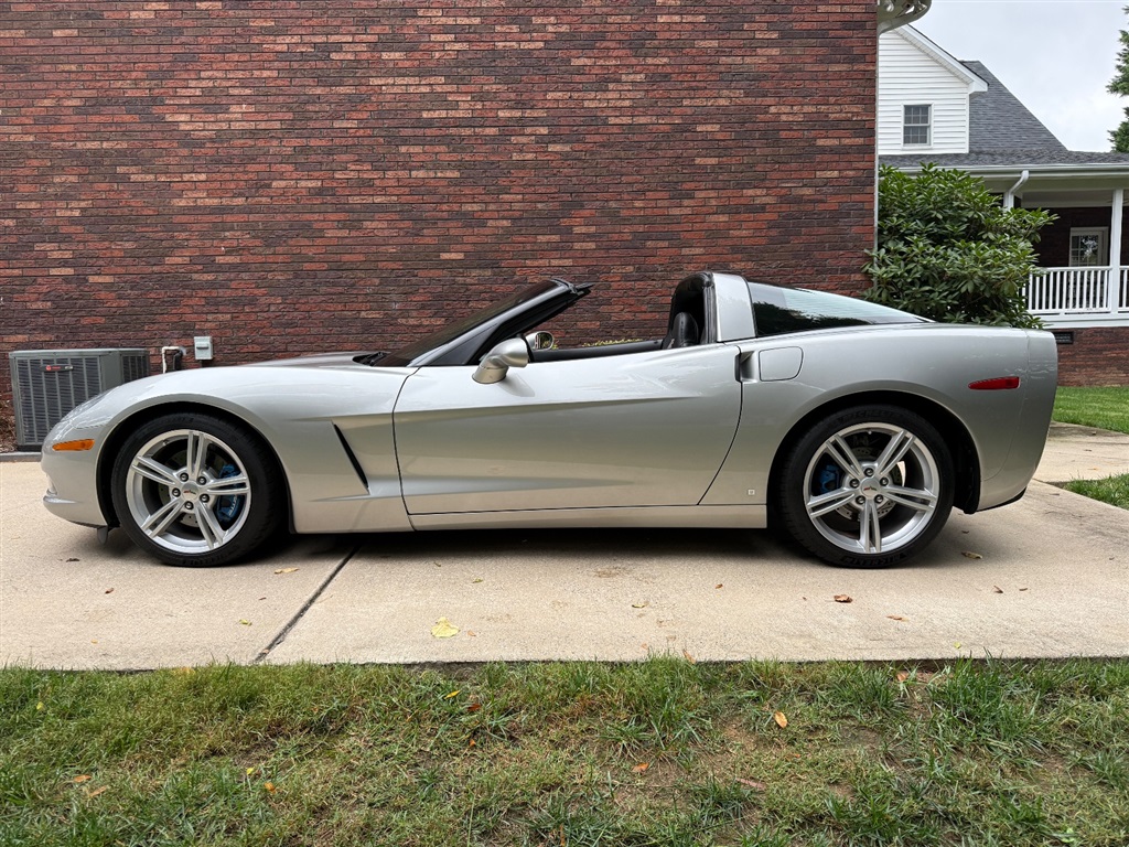 2008 Chevrolet Corvette Coupe 2LT photo 23