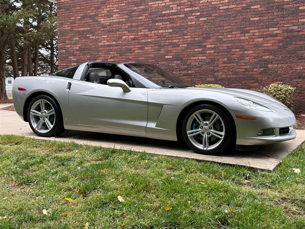 2008 Chevrolet Corvette Coupe 2LT photo 29