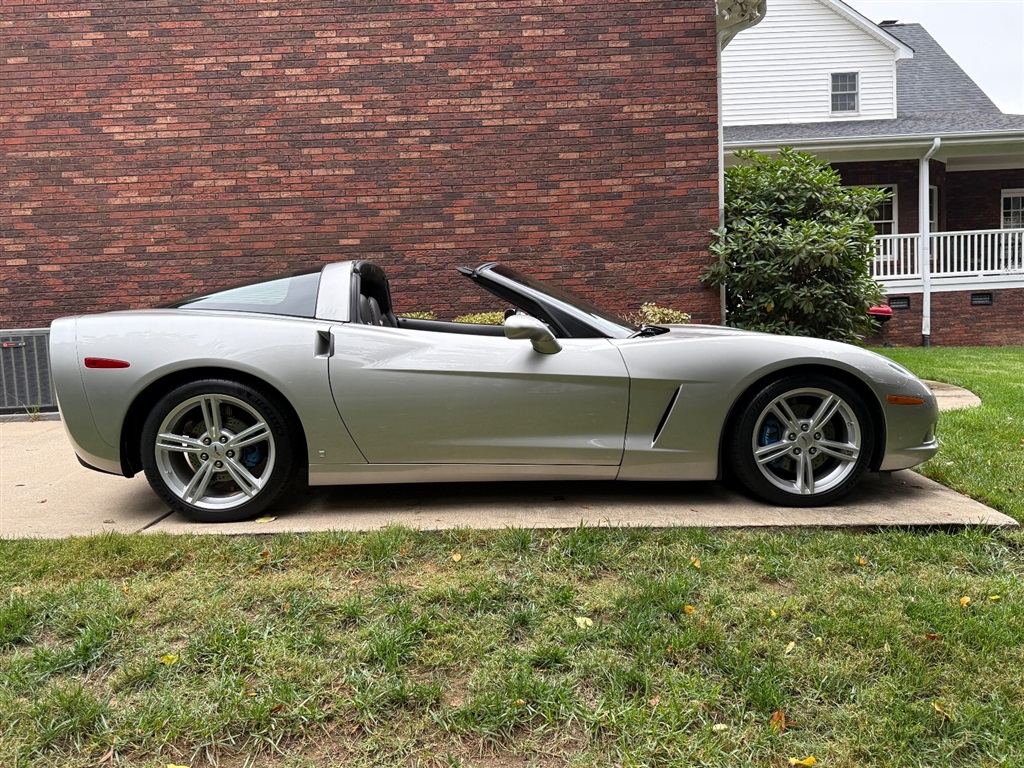 2008 Chevrolet Corvette Coupe 2LT photo 35