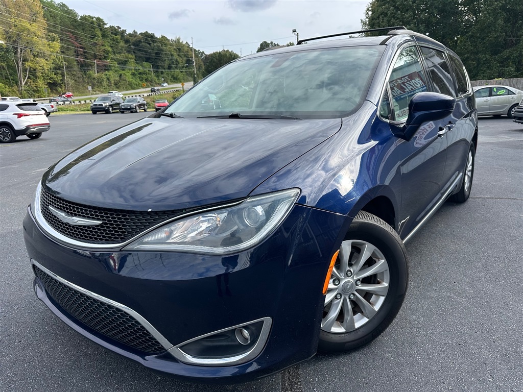 2017 Chrysler Pacifica Touring L photo 2