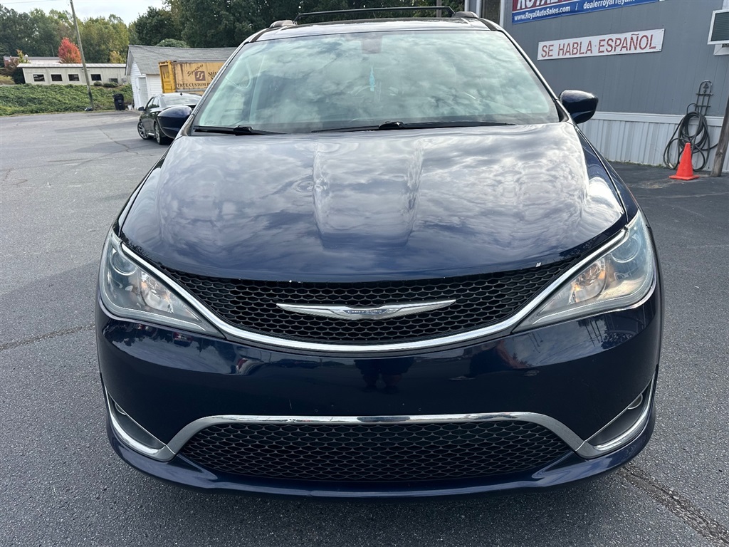 2017 Chrysler Pacifica Touring L photo 3