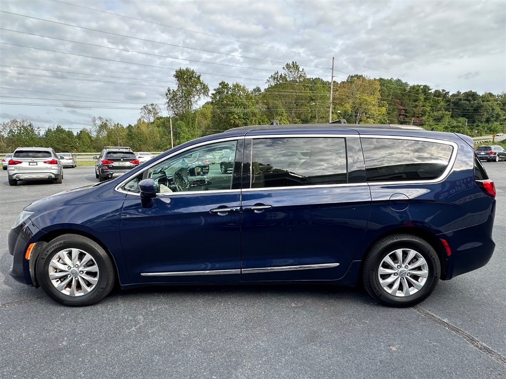 2017 Chrysler Pacifica Touring L photo 4