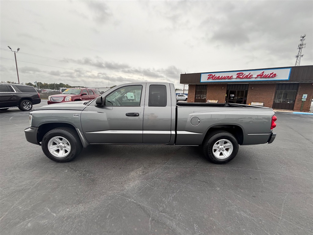 2009 Dodge Dakota SXT photo 2