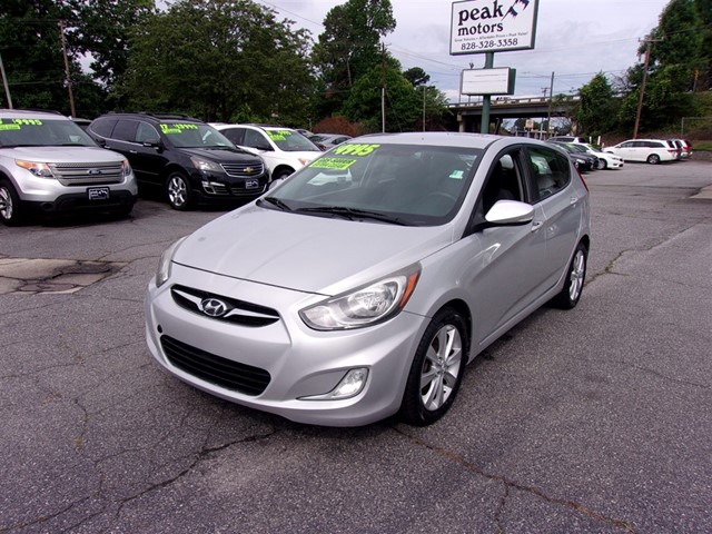 Hyundai Accent SE 5-door in Hickory