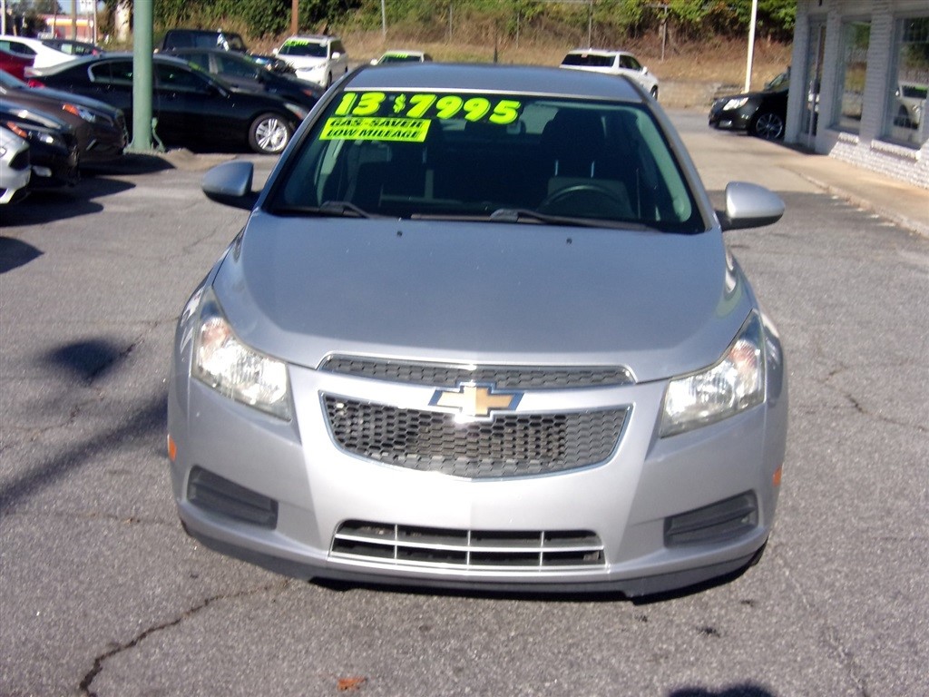 2013 Chevrolet Cruze photo 2