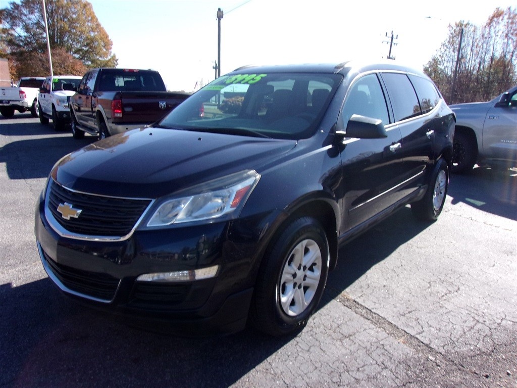 2017 Chevrolet Traverse LS photo 2