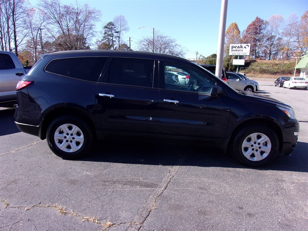 2017 Chevrolet Traverse LS photo 3