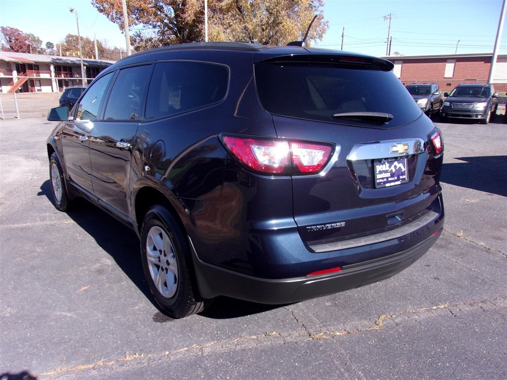 2017 Chevrolet Traverse LS photo 4