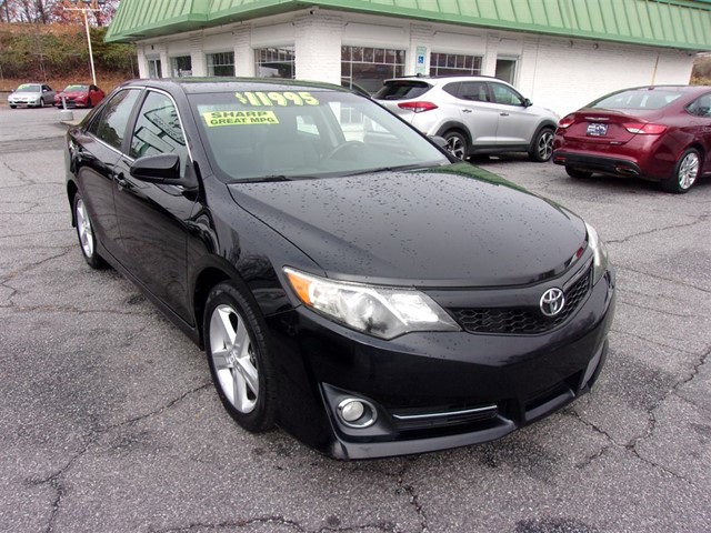 Toyota Camry SE in Hickory