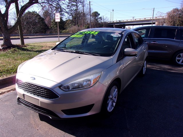 Ford Focus SE Sedan in Hickory