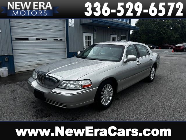 Picture of a used 2004 Lincoln Town Car Signature Sedan 4D