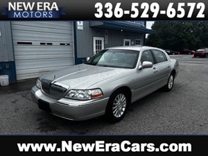 Picture of a 2004 Lincoln Town Car Signature Sedan 4D