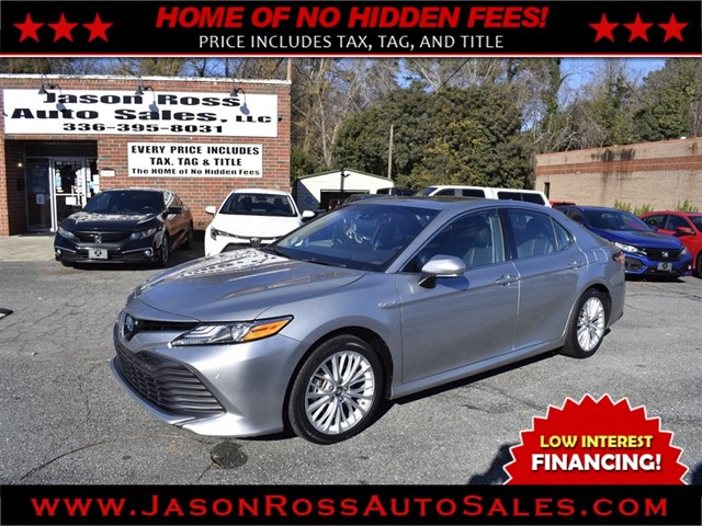 Toyota Camry Hybrid XLE w/ Toyota Safety Sense in Burlington