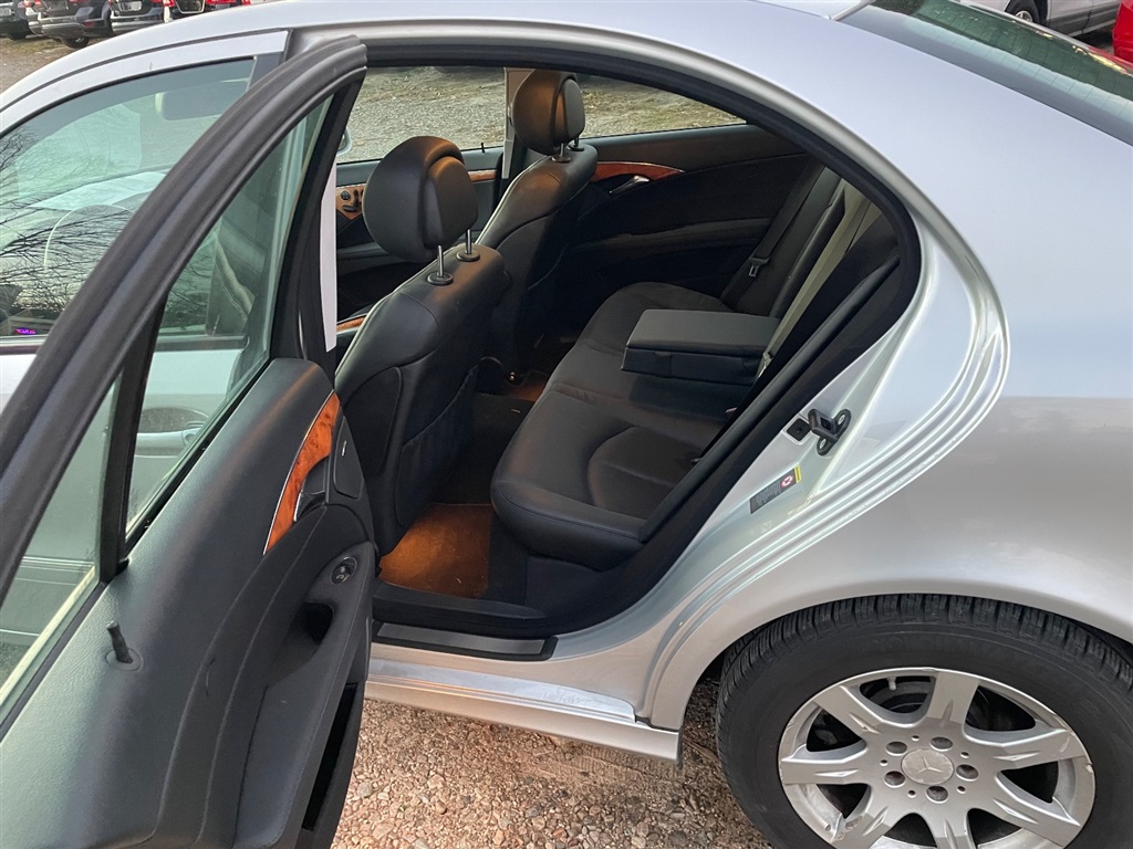 2009 Mercedes-Benz E-Class E320 photo