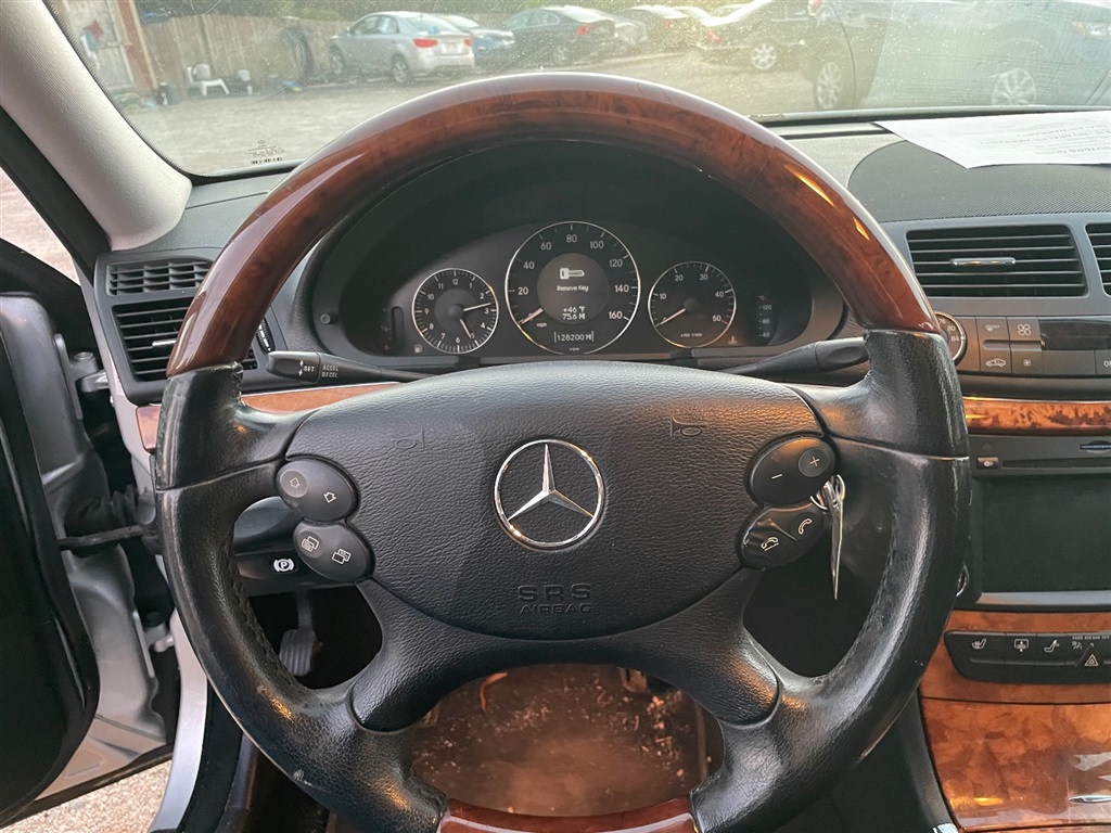 2009 Mercedes-Benz E-Class E320 photo