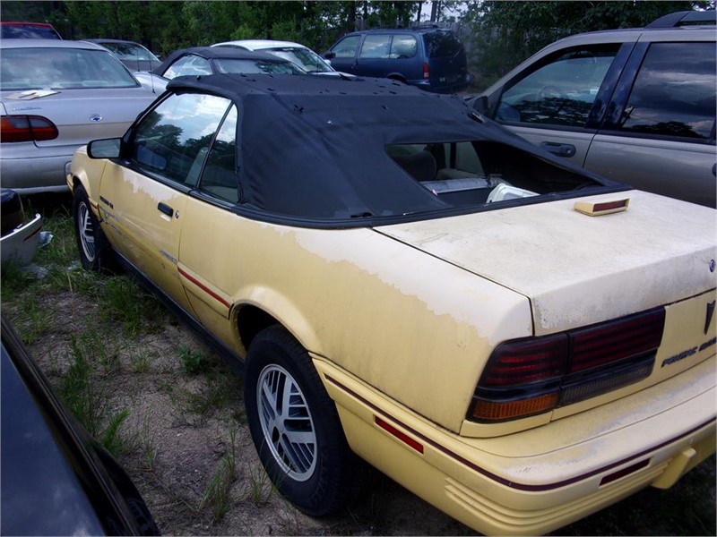 The 1992 Pontiac Sunbird SE