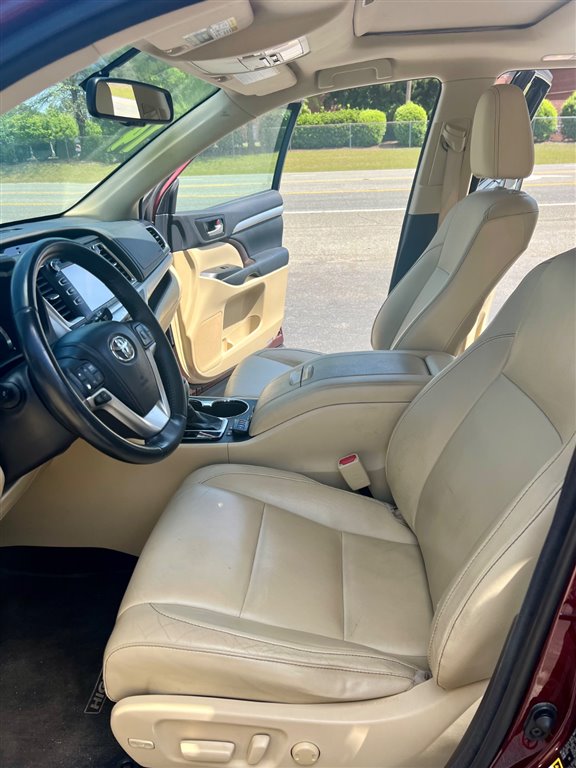 ToyotaHighlander XLE FWD V612