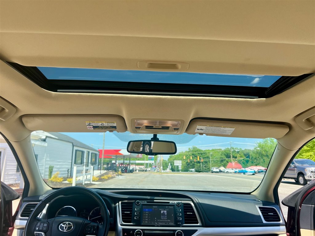 ToyotaHighlander XLE FWD V615