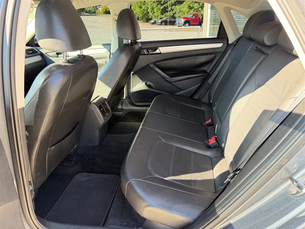 VolkswagenPassat 2.5L SE AT8