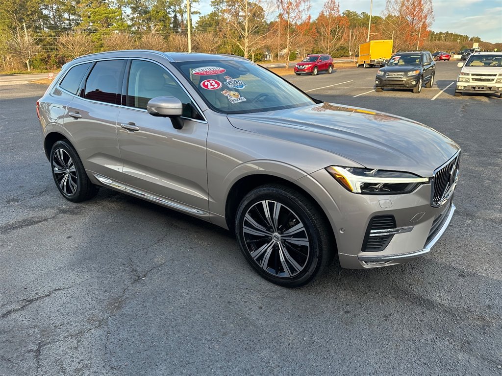 2023 Volvo XC60 B5 Plus photo 2