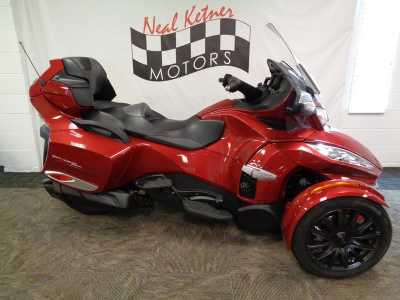 The 2015 Can-AM Spyder® RT-S 6-Speed Semi 