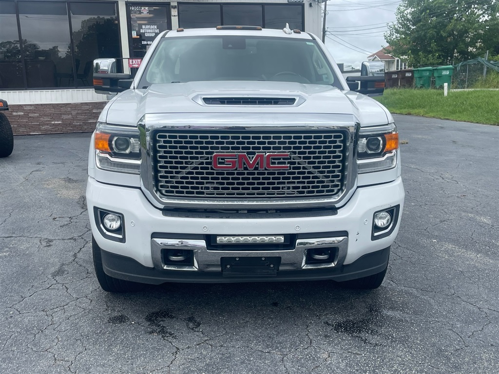 GMCSierra 2500HD Denali Crew Cab 4WD10