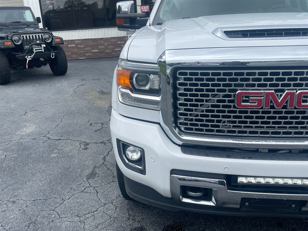 GMCSierra 2500HD Denali Crew Cab 4WD11